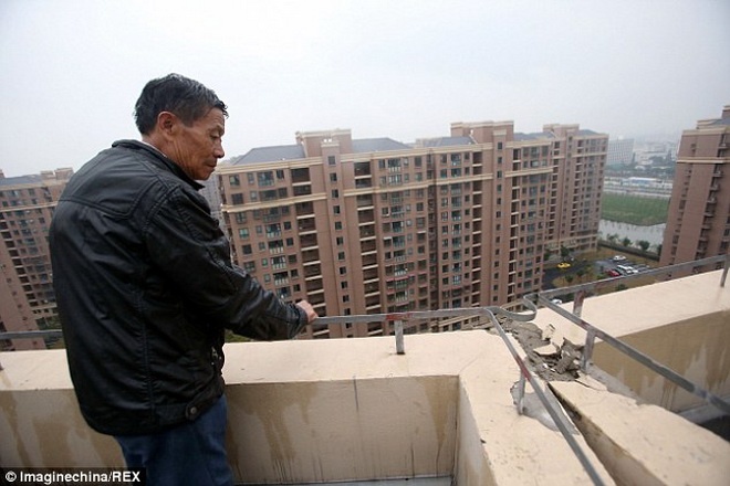 Canh toa nha chung cu nghieng va co nguy co sap hinh anh