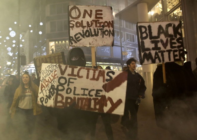 My bat giu hon 400 nguoi bieu tinh sac toc hinh anh