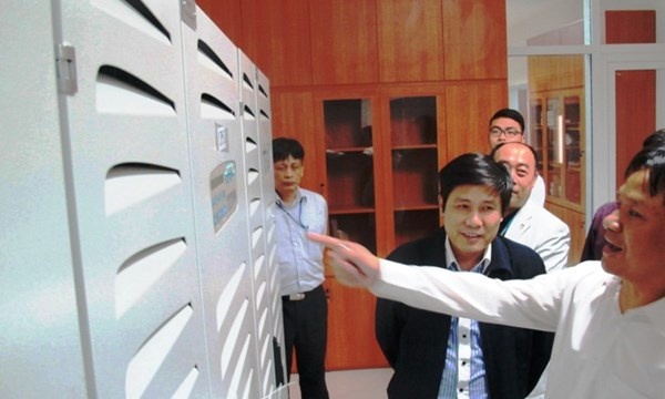 Trong ảnh là khu vực chứa máy lưu điện (UPS), toàn hệ thống có 4 UPS. Mỗi UPS có thể duy trì hoạt động cho hệ thống trong 2 giờ. Lãnh đạo trung tâm này cho biết, hệ thống UPS được thiết kế riêng biệt nên không xảy ra sự cố tương tự như tại ACC TP HCM, xác xuất hỏng hóc là 1/10 triệu.