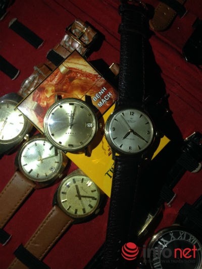 Trên vỉa hè còn nhiều chiếc đông hồ giá hơn chục triệu.  Chẳng hạn chiếc đồng hồ quai da đen được chủ nhân phát giá 13 triệu đồng..