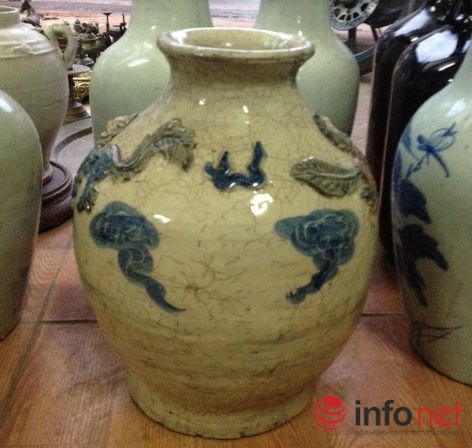 Một chiếc bình men rạn được giới thiệu là đồ cổ, giá 30 triệu đồng.