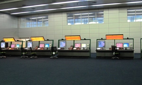 Trung tâm có 6 vị trí để điều hành bay cho vùng quản lý bay Hà Nội (còn gọi là FIR Hà Nội, bao gồm không phận trên đất liền và biển Đông khu vực phía Bắc). Ngoài ra, có 5 vị trí dự phòng để điều hành bay thay cho ACC HCM tại vùng trời phía Nam.