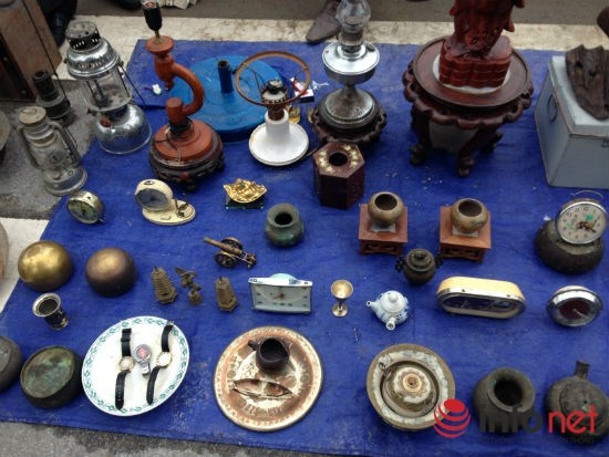 Những món đồ có tuổi đời ba bốn chục năm cũng có giá từ một đến vài ba triệu đồng.