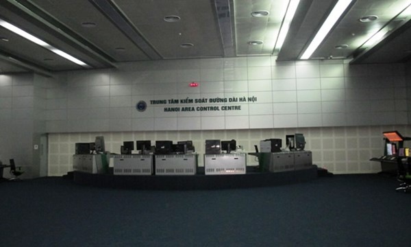 Giữa phòng điều hành chính là vị trí của kíp trưởng và các nhân viên nhập số liệu chuyến bay.