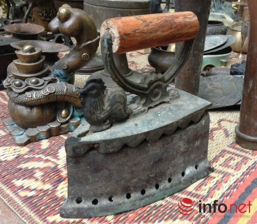 Bàn là xưa, giá 1,5 triệu.