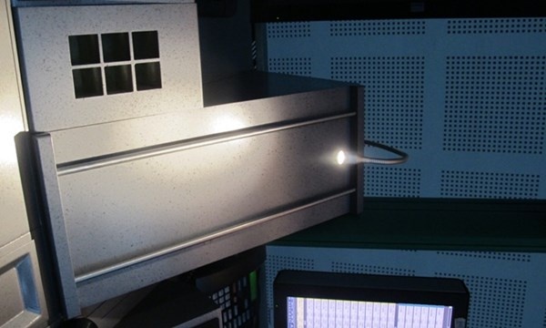 Mỗi vị trí trực có một nhân viên điều hành chính và một nhân viên hiệp đồng bay (liên lạc với không quân và các đơn vị liên quan). Ngoài khả năng điều hành bay thay cho FIR HCM, công nghệ áp dụng tại trung tâm này có thể tự tính toán để phát ra các cảnh báo về nguy cơ va chạm giữa các máy bay. Khi máy bay xuất phát, hệ thống có thể tính toán được toàn bộ hành trình bay. Chẳng hạn, khi bay từ Hà Nội đến TP HCM, hệ thống sẽ tính toán giờ hạ cánh tại Sân bay Tân Sơn Nhất có bị ách tắc không để thông báo cho phi công trong quá trình bay, tránh tàu bay tập kết nhiều, rơi vào tình huống nguy hiểm hoặc bay chờ, tốn nhiêu liệu khi đến điểm hạ cánh.