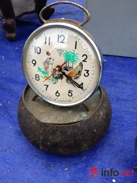 Đồng hồ con gà mái giá hơn 300 nghìn đồng. Nếu là đồng hồ hình con gà trống thì giá hơn 1 triệu đồng.