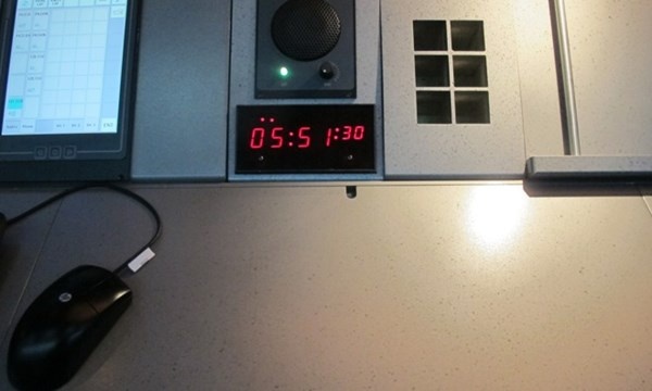 Sự tập trung của nhân viên không lưu là yêu tố quan trọng hàng đầu. Vì thế, ngoài công tác đảm bảo an ninh của trung tâm, thiết kế khu vực làm việc của nhân viên không lưu phải đáp ứng yêu cầu đó. Chẳng hạn, ánh sáng tại bàn làm việc được thiết kế tập trung.