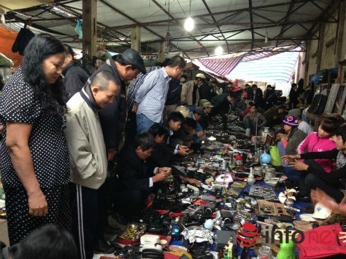 Một góc chợ đồ cũ Hoàng Cầu.