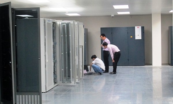 Trong ảnh là khu vực chứa và truyền dữ liệu, được coi như bộ não của trung tâm. 