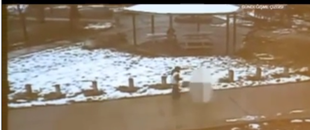 Video canh sat ban ha mot cau be trong vong chua day 2 giay hinh anh