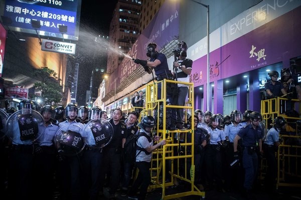 Bao luc bung phat, Hong Kong dieu 6.000 canh sat ngan chan hinh anh