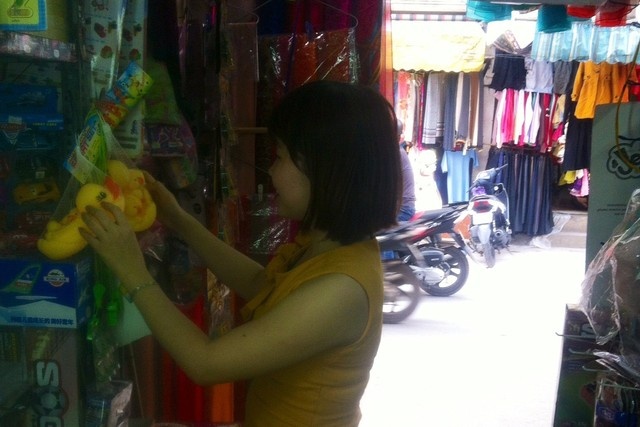 Tre day thi som vi nhiem chat doc tu do choi nhua hinh anh