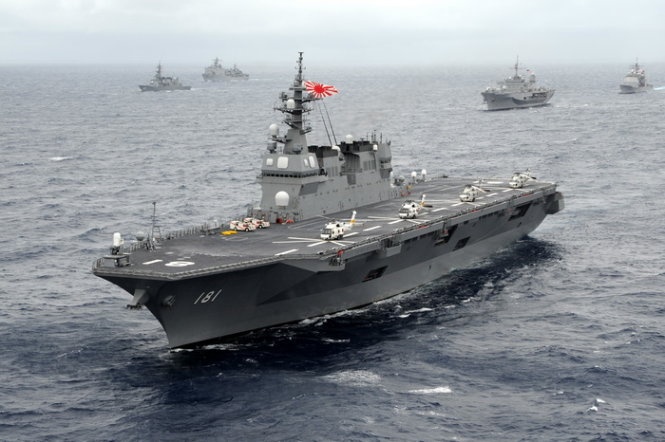 Tàu khu trục trực thăng JS Hyuga của Lực lượng phòng vệ biển Nhật. Tàu lớp Izumo còn lớn hơn và hiện đại hơn.