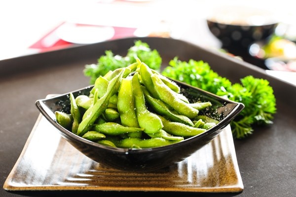 Ăn đậu nành. Trong các bữa ăn hằng ngày của người Nhật không thể thiếu đậu nành. Đậu nành giàu chất protein, quá trình tiêu hóa sẽ chuyển thành amino acid giúp cho tiêu hóa dễ dàng. Hơn nữa đậu nành là một loại thực phẩm giảm béo, giúp cơ thể giảm được cholesterol trong máu, hạ huyết áp, ngăn ngừa xơ hóa động mạch.