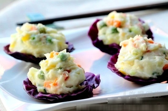 Ăn nhiều rau. Người Nhật thường có thói quen ăn nhiều rau trong một bữa ăn mà rau thường chứa nhiều chất xơ nên có tác dụng tốt trong việc giúp tiêu hóa, bài tiết tốt, giảm thiếu chất béo trong cơ thể.