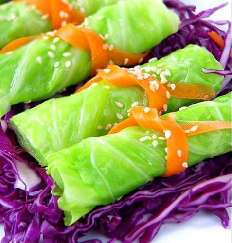 Hơn nữa, chính vì bữa ăn của người Nhật gồm nhiều rau nên thường chứa ít calo nhưng lại đa dạng về khẩu vị nên không gây nhàm chán. Người Nhật thường ăn nhiều các loại rau như cà chua, rong biển, đâu nành, cà tím, củ cải...