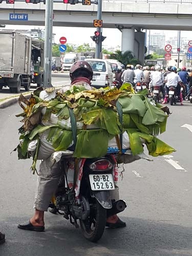 Những bao tải chứa heo thối ngụy trang trong lá chuối.