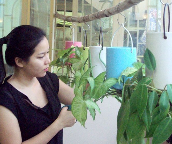 Bành Tuyết Vân với sản phẩm của mình.