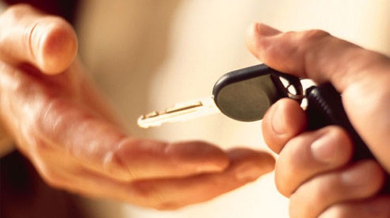 Nhân viên các đại lý sẵn sàng đưa ra những ưu đãi về giá, thủ tục mua bán với xe đời cũ.