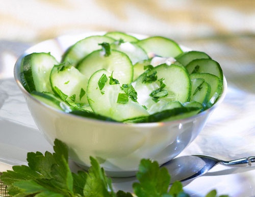 Uống nước ép dưa leo chua.