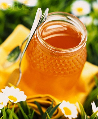 Uống mật ong: Một thìa mật ong sẽ giúp làm dịu cơn đau ở cổ họng và miệng của bạn. Bạn cũng có thể pha mật ong vào trà và nước nóng để uống