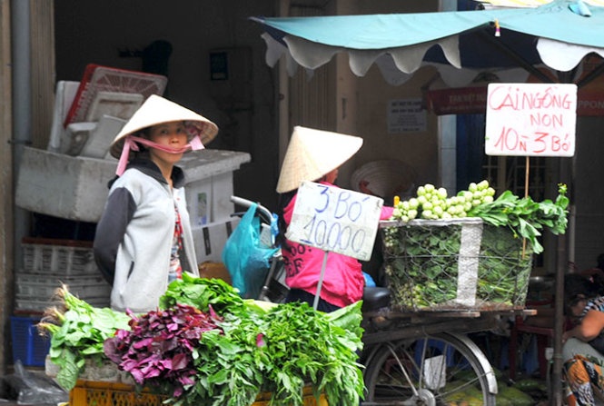 Giá rau củ tại các chợ lẻ ở TP.HCM đã giảm nhưng giá dịch vụ ăn uống vẫn giữ nguyên.