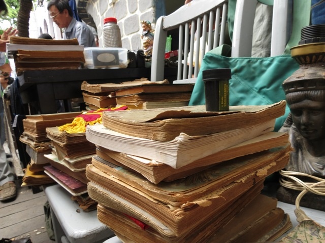 Đôi cuốn sách cũ.