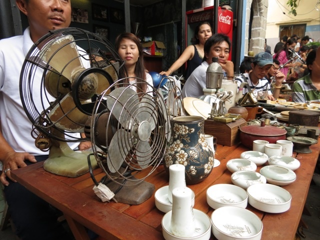  Nhiều người tìm đến phiên chợ để ngắm những đồ vật thân thuộc của ngày xưa.