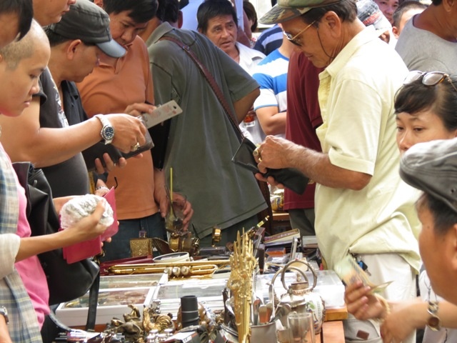  Người bán phóng khoáng, người mua cũng rộng rãi.