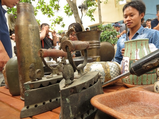 Nhiều người sẽ thấy lại những ngày xưa qua chiếc bàn là con gà dùng than.