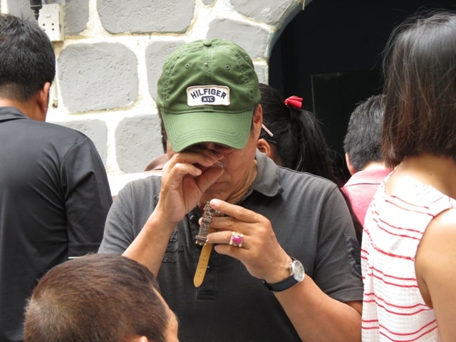  Cẩn thận xem xét một chiếc đồng hồ.