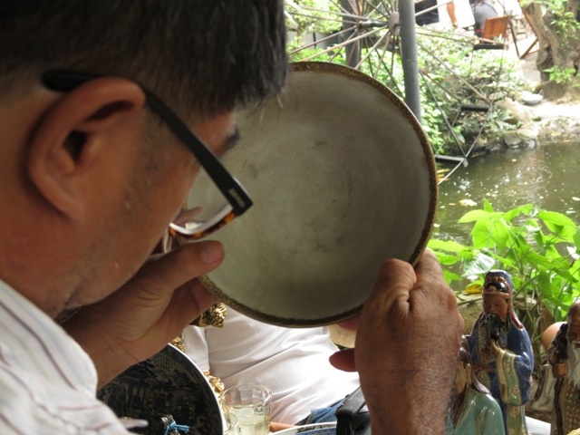  Một cái bát cổ có giá hơn 2 triệu đồng.