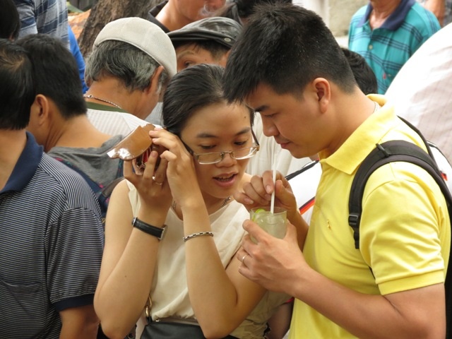   Nhiều người đến với phiên chợ để tìm niềm vui, mua món hàng để cầu sự may mắn… 