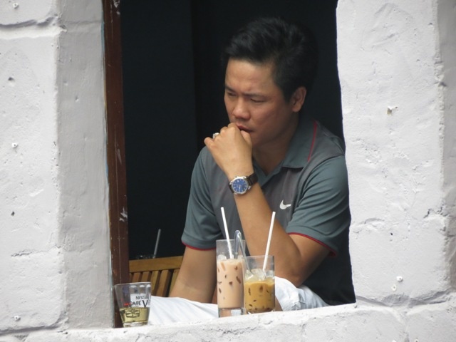  Nhấm nháp ly cà phê.