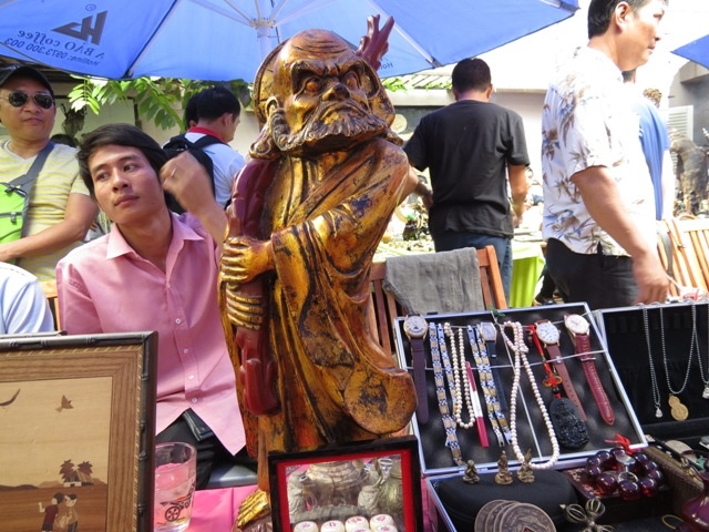 Với ông chủ quầy này thì bức tượng Đạt Ma được trưng ra đây không phải để bán, ai có duyên thì sẽ thỉnh ngài về.