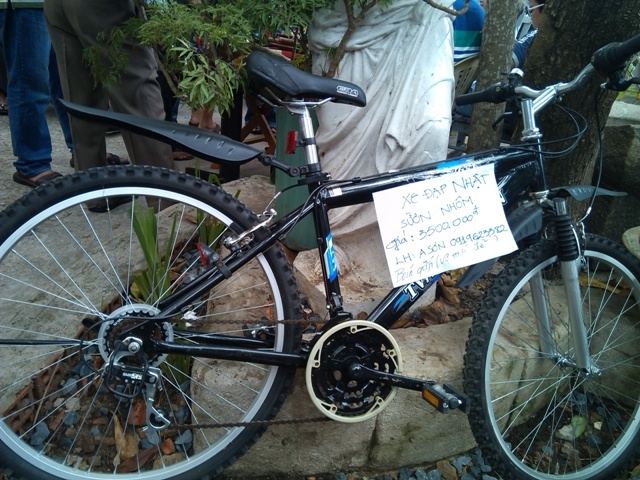 Cũng có món hàng mới, như chủ nhân chiếc xe đạp này, bán gấp vì 