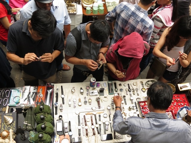 Cảnh mua bán tấp nập, tiếng chào hỏi, làm quen đầy cởi mở, thân thiện.