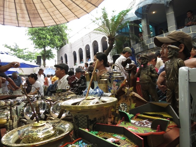   Nếu người bán không biết thì người mua có thể cung cấp thêm thông tin món hàng mà mình biết hay ngược lại.