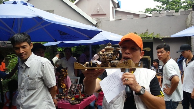   Mỗi tuần, phiên chợ sẽ tổ chức đấu giá 10 món hang. Bộ ấm chén được làm từ đá nguyên khối được bán đấu giá. Giá khởi điểm là 500 ngàn đồng, được khách mua 1,6 triệu đồng.