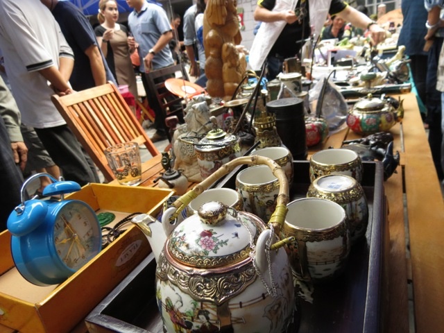   Bạn có thể tìm thấy rất nhiều thứ phong phú ở đây, từ chiếc xe hơi cổ, chiếc đồng hồ, trang sức vàng bạc cho đến cây bút, quyển sách, đèn dầu và chiếc nón cối từ thời chiến tranh..