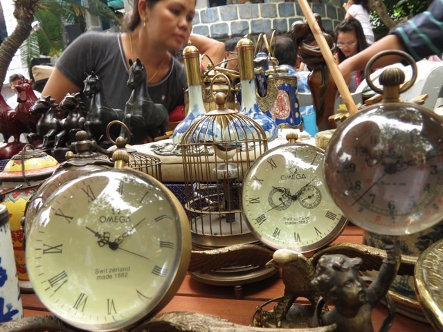 Cuoi tuan di cho 've chai' mua do co hinh anh