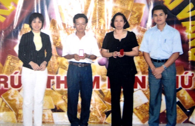 Moi nguoi mot dam me: Choi khuyen mai, lai hang ty hinh anh