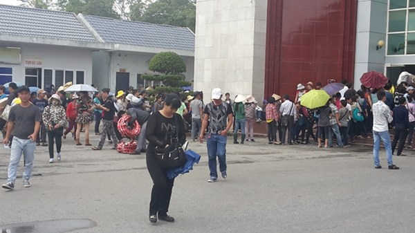 Chờ làm thủ tục thuế với những mặt hàng vượt quá số tiền quy định.