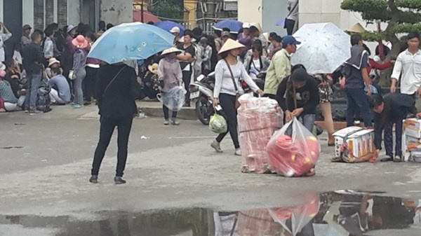 Hàng hóa được xách từ Trung Quốc về.