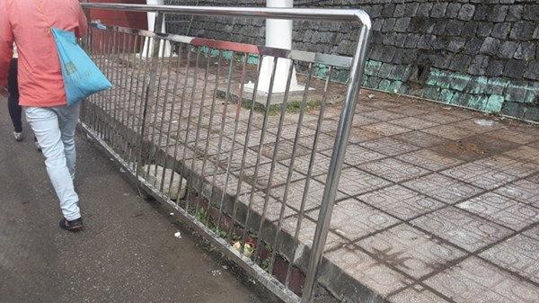 Hàng rào phân luồng tránh chen lấn và xô đẩy.