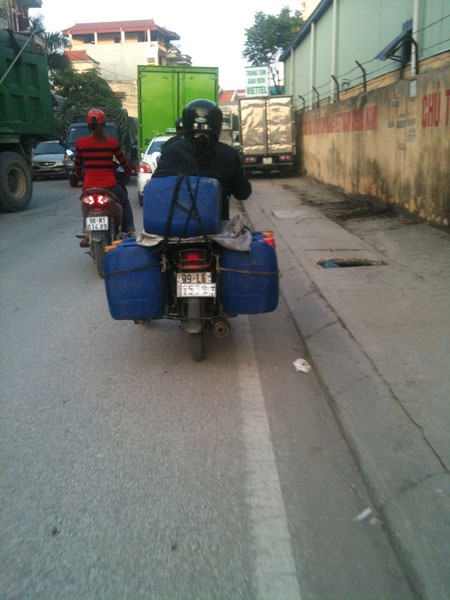 Chở mỡ bẩn đi tiêu thụ.