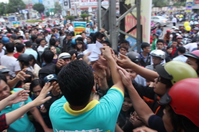 Theo thông báo từ cửa hàng này, chương trình “Giờ vàng - giá sốc” diễn ra lúc 17g hàng ngày từ 29-11 đến 2-12 sẽ có nhiều điện thoại, máy tính bảng giá rẻ hơn nhiều so với giá thị trường.