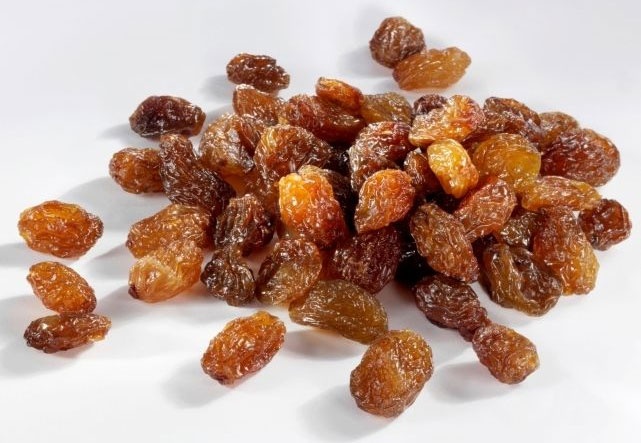 Do bệnh trĩ gây mất máu mạn tính nên người bệnh dễ bị thiếu máu, vì vậy nên chế độ ăn cho bệnh nhân trĩ cần bổ sung nhiều thực phẩm giàu chất sắt như: gan gà, cua hấp, cá ngừ, mận, mơ khô, nho khô, hạt hướng dương, hạt điều, hạnh nhân, mè, khoai tây luộc, rau bó xôi, bông cải xanh nấu chín, dưa đỏ, rau cần, mộc nhĩ đen (nấm mèo đen), vừng (mè đen), …