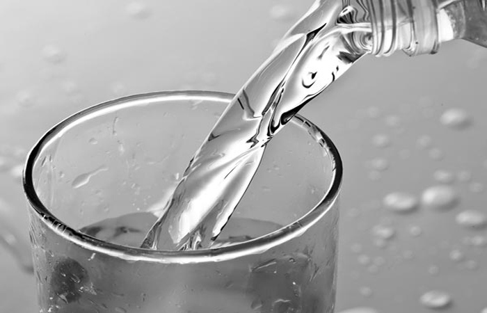 Bạn thường được khuyên giữ ấm cơ thể trong mùa đông, có một chế độ ăn uống cân bằng phù hợp... nhưng tuyệt nhiên thật hiếm hoi khi nói về nước. Một số biểu hiện mất nước được thấy trong mùa đông là khô da, đôi môi nứt nẻ...